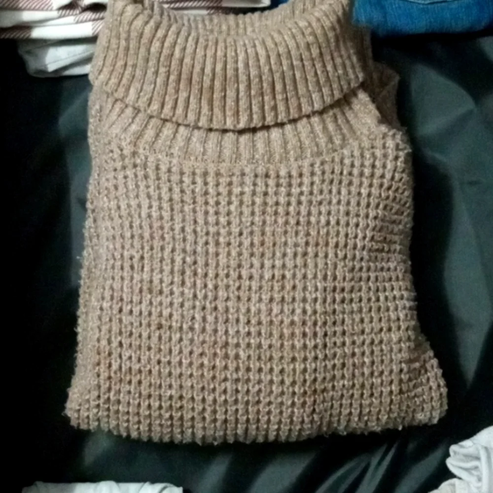 I'm selling the most comfy sweater! The - Picture 6 of 6